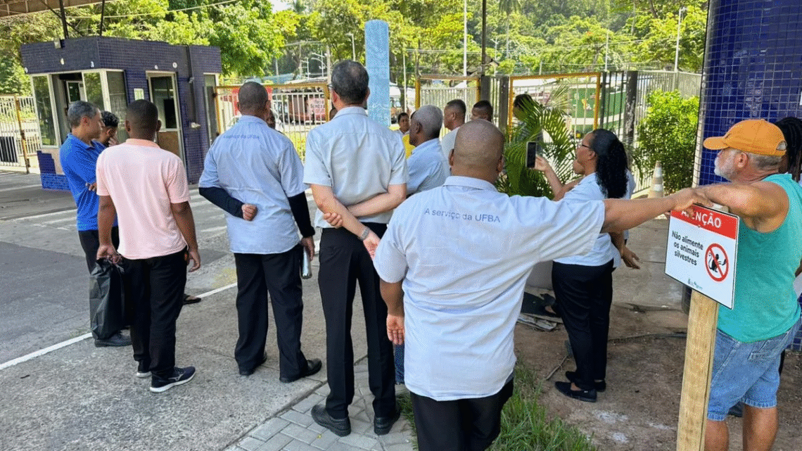 ‘O serviço foi prestado’: sem salário, terceirizados da Ufba fazem paralisação em Salvador