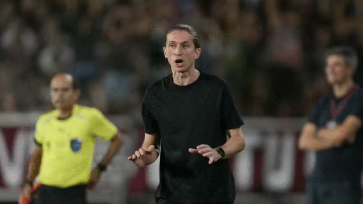 Filipe Luís gera polêmica ao classificar racismo contra Vini Jr. como ‘caso isolado’