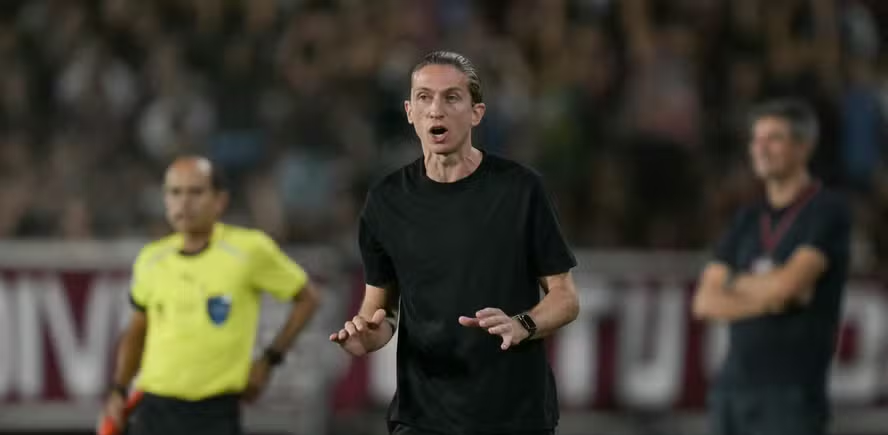 Filipe Luís gera polêmica ao classificar racismo contra Vini Jr. como ‘caso isolado’