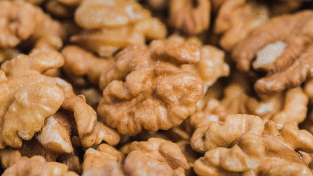 Descubra qual é o alimento "exterminador de colesterol" que ajuda a limpar as artérias. Saiba por que o consumo deve ser de apenas um punhado por dia.