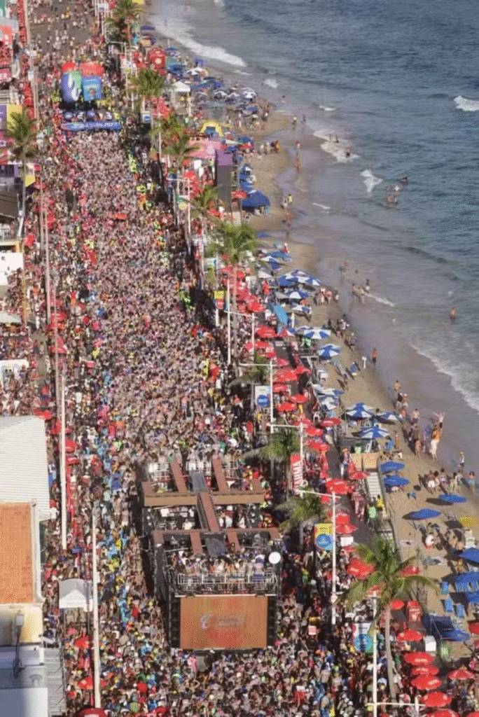 Blocos e camarotes abrem vendas para o Carnaval de Salvador 2027. Veja preços de abadás do Camaleão, Vumbora, Camarote Club e onde comprar ingressos antecipados.