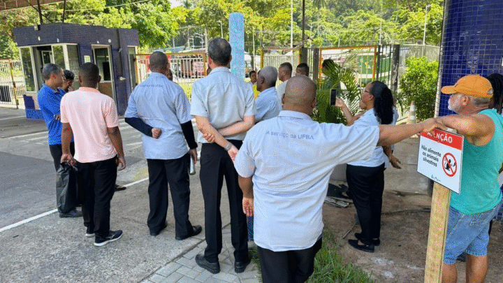 ‘O serviço foi prestado’: Sem salário, terceirizados da Ufba paralisam atividades em Salvador
