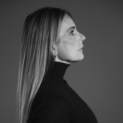 A ex-secretária do Governo do Amazonas e professora da Ufam, Angela Bulbol, morreu nesta sexta (20) após ser atropelada em Manaus. Confira detalhes do ocorrido.