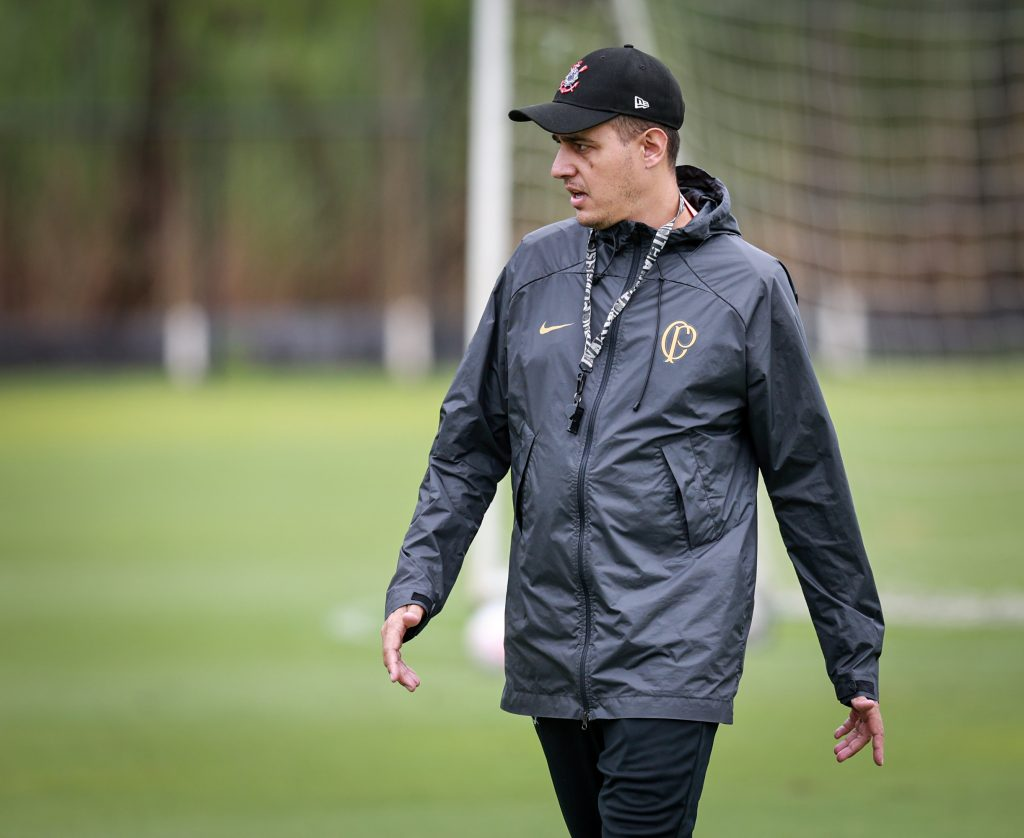 O Corinthians demite Lucas Piccinato após empate contra o Fluminense. Confira detalhes da saída do técnico na madreugada deste sábado (21)