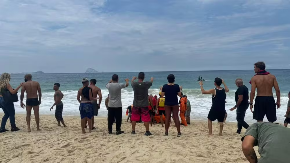 Queda de asa-delta na Praia de São Conrado deixa instrutor e turista mortos neste sábado (21). Veja detalhes do resgate e da investigação.