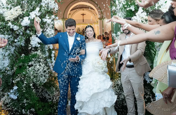 João Campos e Tabata Amaral se casam em cerimônia intimista