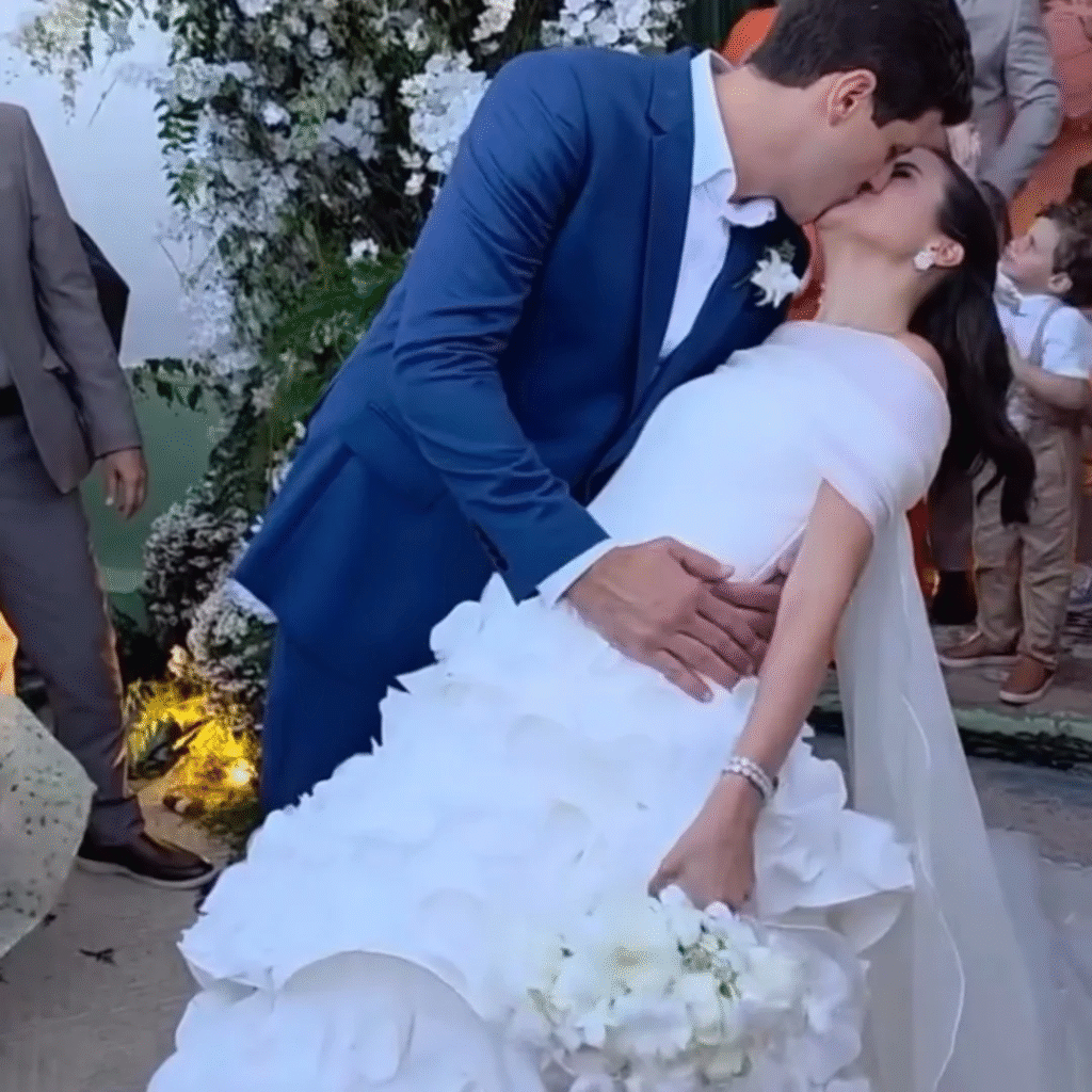 João Campos e Tabata Amaral se casam neste sábado (21) na Praia dos Carneiros. Veja fotos, convidados famosos e detalhes da cerimônia íntima.