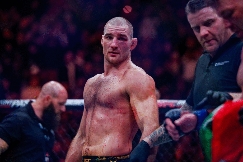 Saiba como assistir UFC Fight Night: Strickland x Hernandez ao vivo online. Confira o card completo, horário e onde ver os brasileiros no octógono