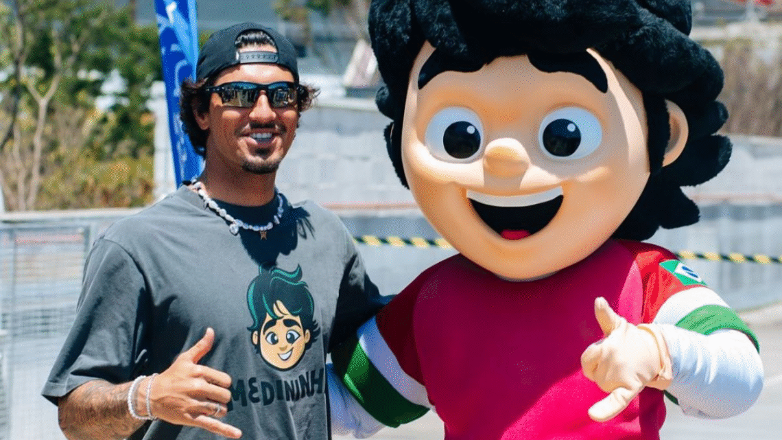 Em Guarapari, Gabriel Medina atrai multidão na Praia de Setiba neste domingo (22)