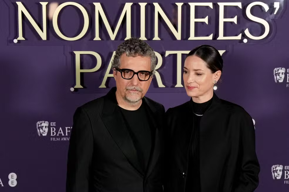 Kleber Mendonça Filho e Emilie Lesclaux na festa de indicados ao Bafta, no sábado (21)