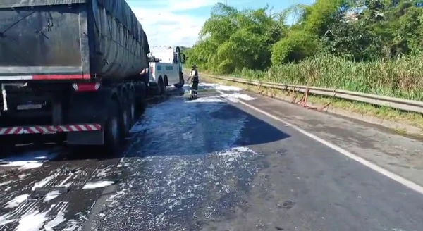 Engavetamento com 13 veículos deixa seis feridos na BR-324