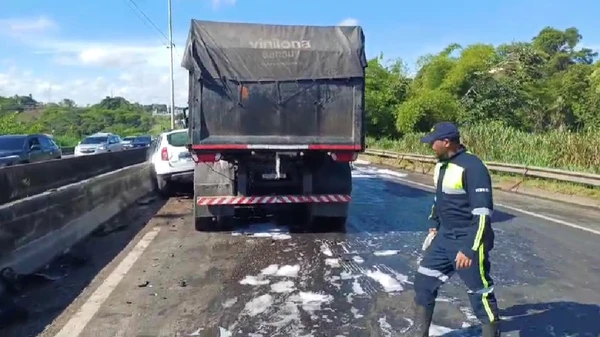 Acidente com 13 veículos na BR-324 deixa seis feridos na BR-324, em Simões Filho. Saiba detalhes sobre a interdição deste domingo (22).