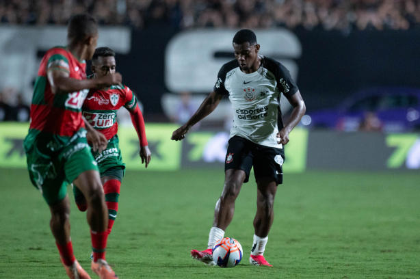 Neste domingo (22), o Corinthians vence a Portuguesa nos pênaltis com brilho de Hugo Souza e vai à semifinal do Paulistão 2026. 
