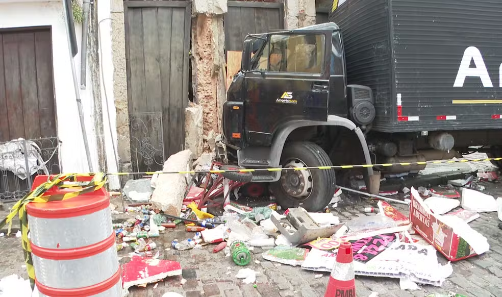 Caminhão desgovernado atinge museu Casa do Benin no Pelourinho. Veja o vídeo do acidente ocorrido em Salvador e os danos causados na fachada.