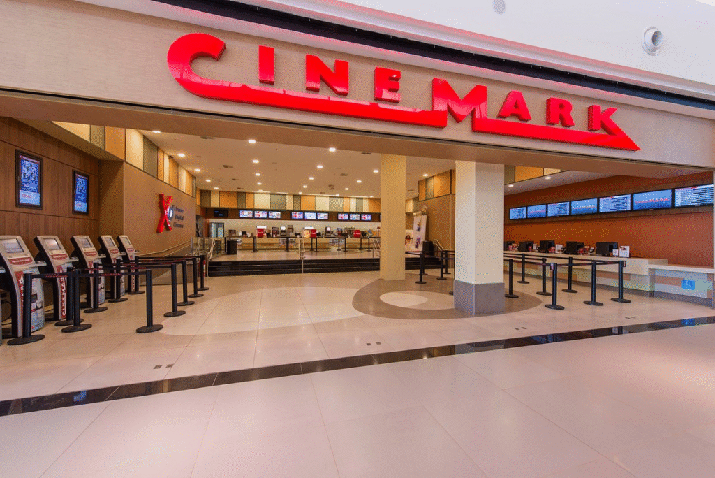 Cinemark anuncia volta da promoção de 10 litros de pipoca por R$ 19. Ação 'Traga Seu Balde' acontece no dia 8 de março em todo o Brasil.