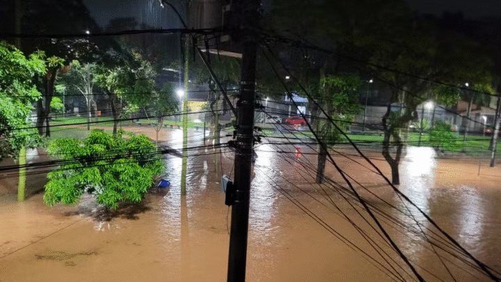 Chuva intensa em Juiz de Fora causa transbordamentos e deslizamentos
