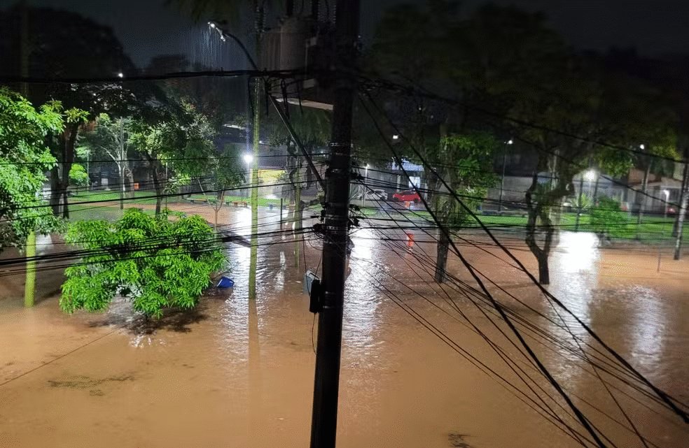 Chuva intensa em Juiz de Fora causa transbordamentos e deslizamentos
