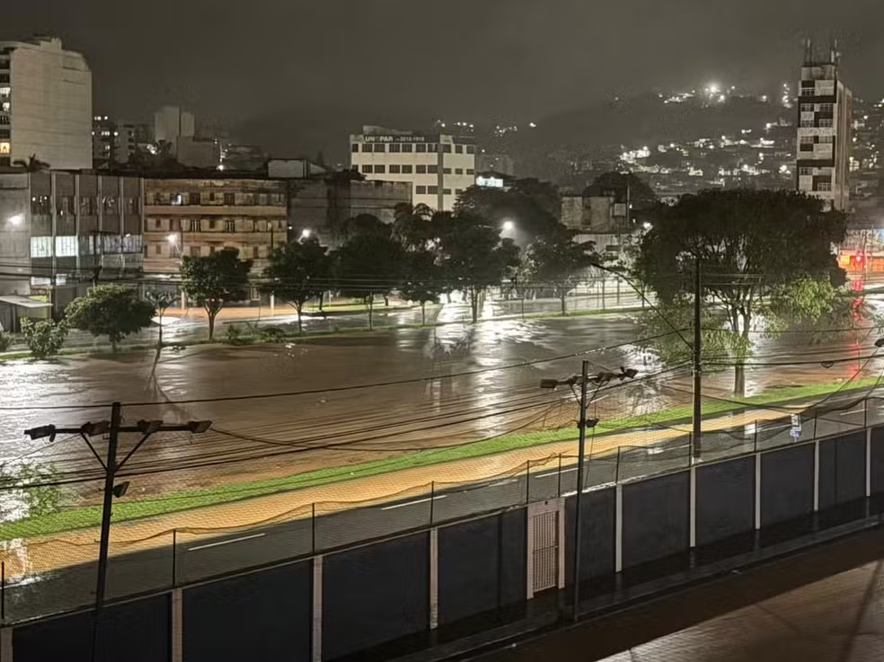 Rio Paraibuna tomou as duas pistas da Avenida Brasil, na altura do bairro Manoel Honório, em Juiz de Fora
