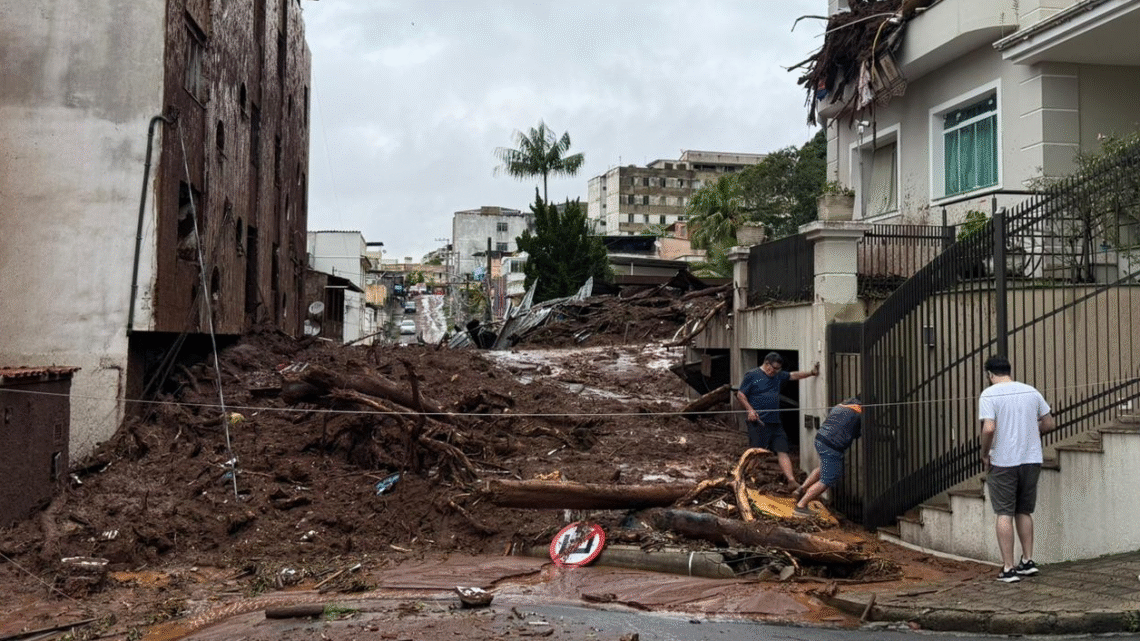 Sobe para 22 total de mortos por chuvas em Juiz de Fora e Ubá