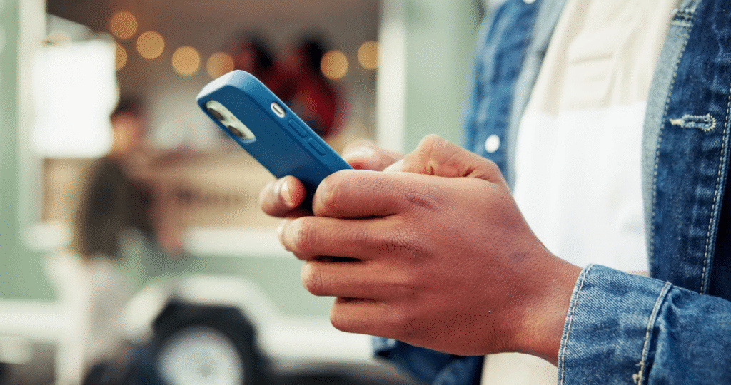 Faculdades particulares vão proibir celulares em 2026. Entenda a regra da FGV e do Insper e como a Lei 15.100 impacta o ensino nesta terça (24).