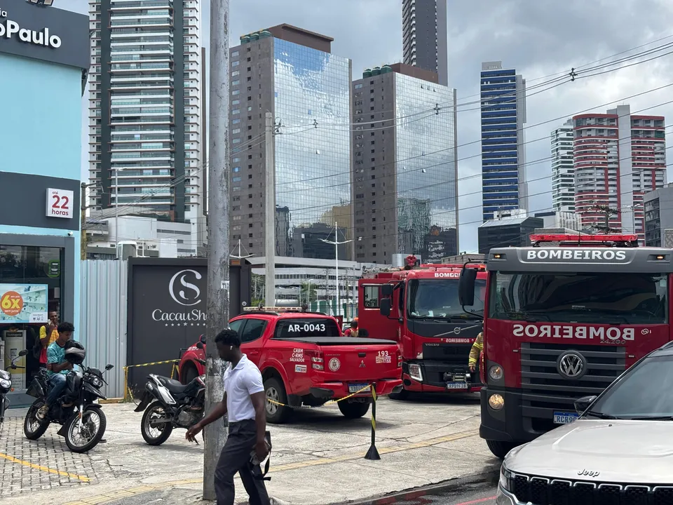 Incêndio atinge farmácia e carro no Stiep, em Salvador. Bombeiros suspeitam de falha em energia solar. Sem vítimas. Veja detalhes nesta terça.