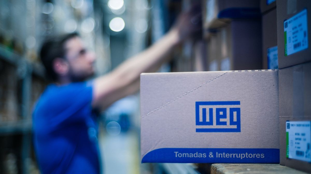 Weg (WEGE3) lucra R$ 1,59 bilhão no 4T25, com queda de 6,3%. Veja os impactos no mercado interno e as projeções para 2026 nesta quarta (25).