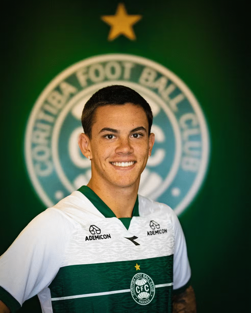 Coritiba oficializa JP Chermont como novo reforço. Lateral chega do Santos por empréstimo com cláusula de venda internacional. Veja agora.