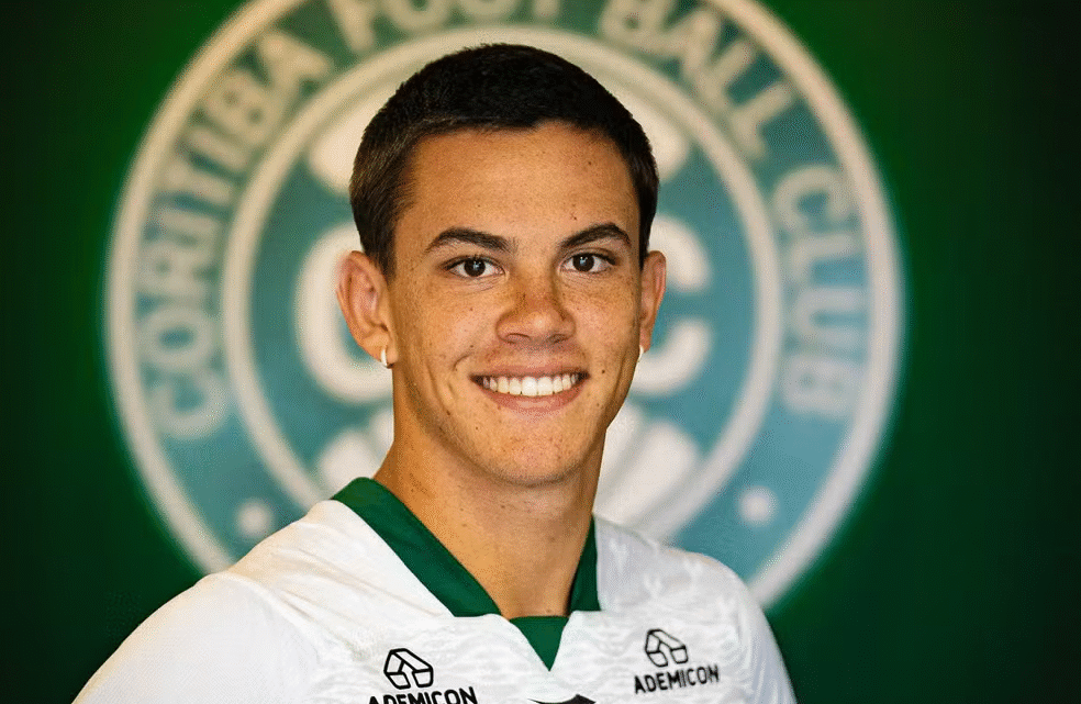 Coritiba oficializa lateral do Santos como reforço para 2026