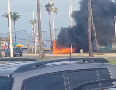 Vandalismo: Incêndio atinge banheiros químicos na orla da Boca do Rio nesta quinta (26)