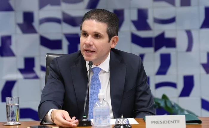 Hugo Motta prevê votação da PEC 6x1 até maio na Câmara. Veja os detalhes da proposta que pretende acabar com a escala de trabalho atual.