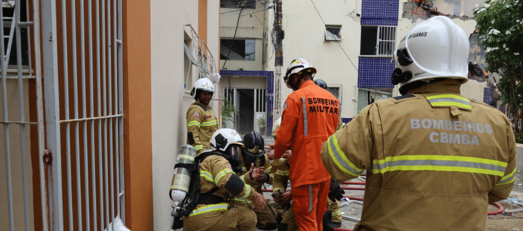 Incêndio no Stiep mobiliza mais de 50 bombeiros nesta sexta (27) em Salvador. Explosão deixou 16 feridos e mobilizou 17 viaturas na capital baiana.