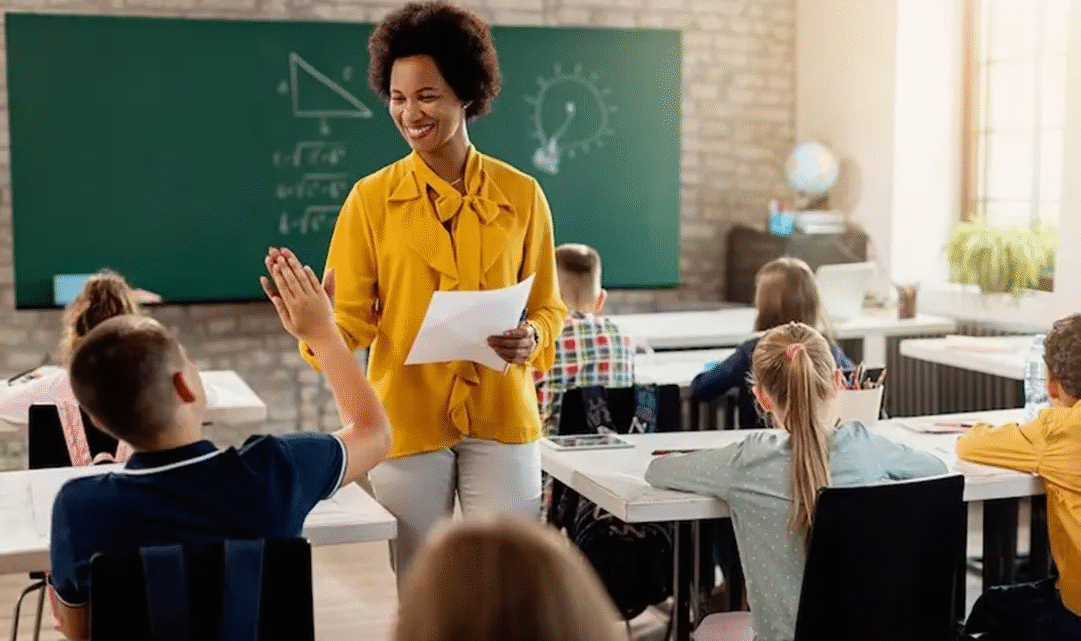 Professores passam a receber reajuste de 33% em 2026 e mudança impacta a educação