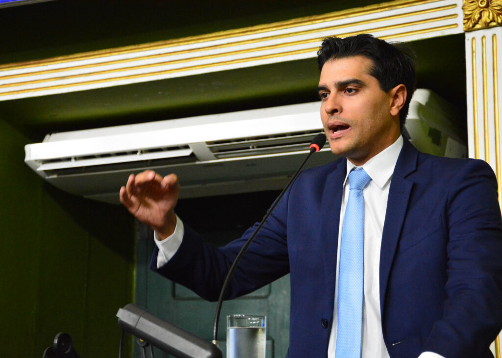 Alexandre Aleluia assume a CCJ da Câmara de Salvador após vencer disputa interna. Confira os detalhes da nova composição das comissões para 2026.