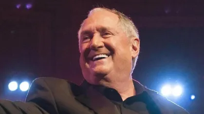 Neil Sedaka, Oh! Carol, morte de cantor, lenda do rock, música pop, compositor, Hall da Fama, Juilliard School, Elton John, Bad Blood, Breaking Up Is Hard to Do, luto, celebridades, Billboard, Grammy, sucessos dos anos 60, pop romântico, obituário, música internacional, mestre do piano,