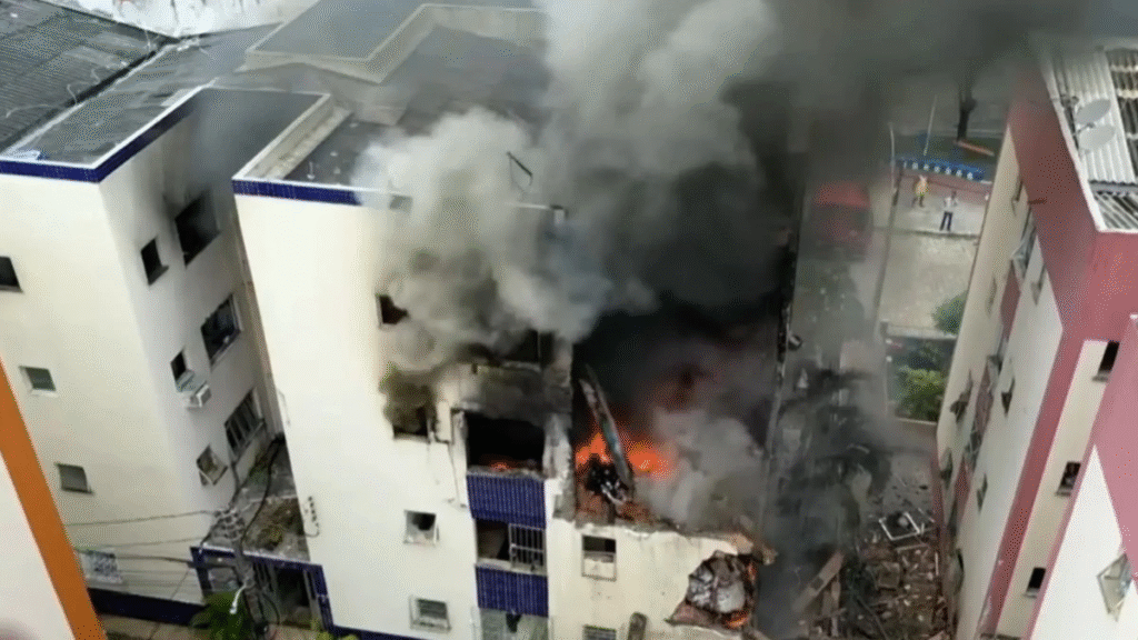 Explosão em prédio no Stiep, nesta sexta (27), deixa feridos e risco de desabamento em Salvador. Codesal avalia colapso da estrutura.
