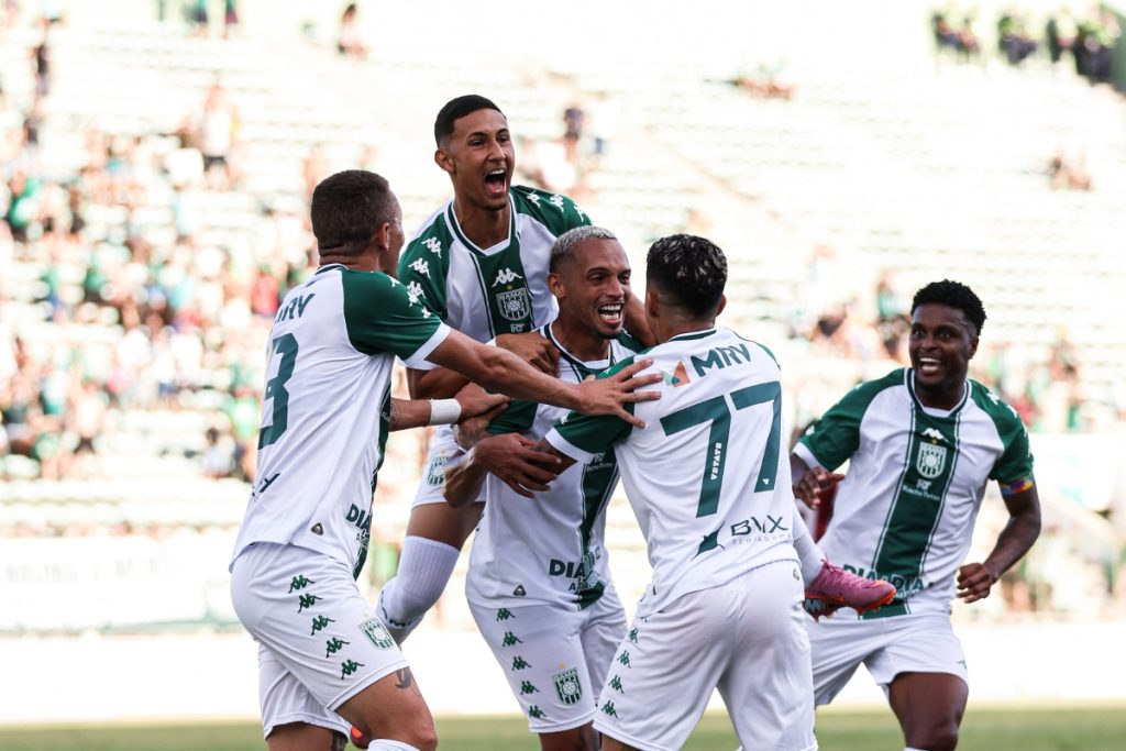 Confira o guia do Candangão: classificação, rebaixamento e confrontos da última rodada. Saiba quem avança para as semis e quem cai neste sábado (28).