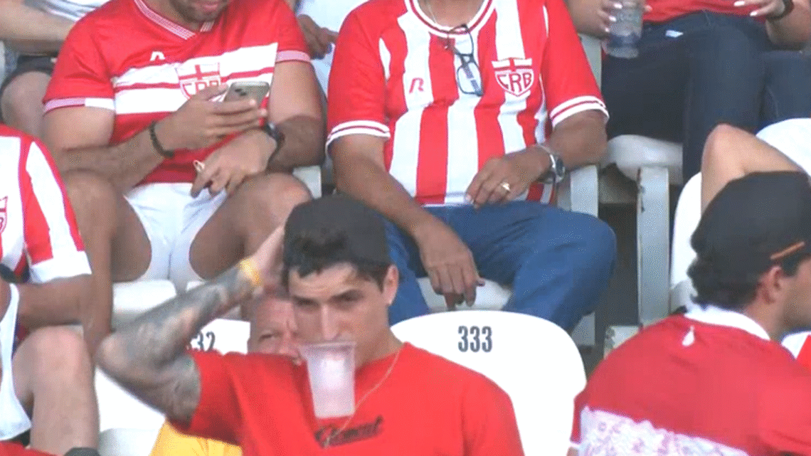 Ex-BBB surge de vermelho na final entre CRB e ASA e brinca com rivalidade