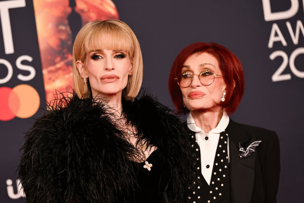 Kelly Osbourne encanta no BRIT Awards 2026 ao lado de Sharon. Veja fotos da silhueta e a resposta da estrela contra críticas de peso (28/02).