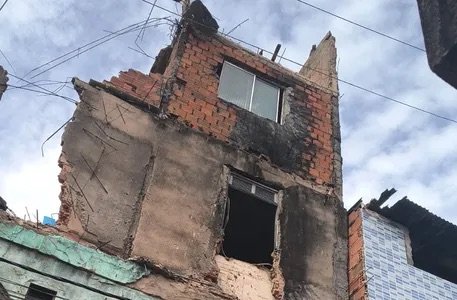 Parte de prédio desaba na Boca do Rio e moradores ficam sem energia