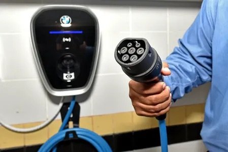 Virou lei! Carregador para veículos elétricos em condomínios se torna obrigatório