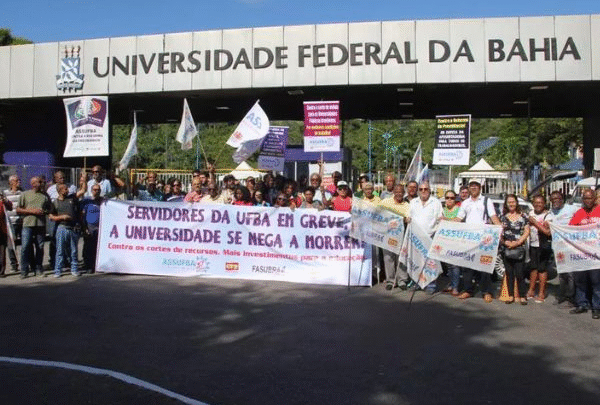 Servidores da UFBA aprovam greve e definem calendário de mobilização; saiba tudo