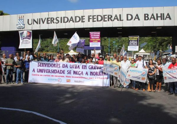 Servidores da UFBA aprovam greve com início em 05/03. Confira o calendário de mobilização, os motivos da paralisação e o impacto nos campi de Salvador.