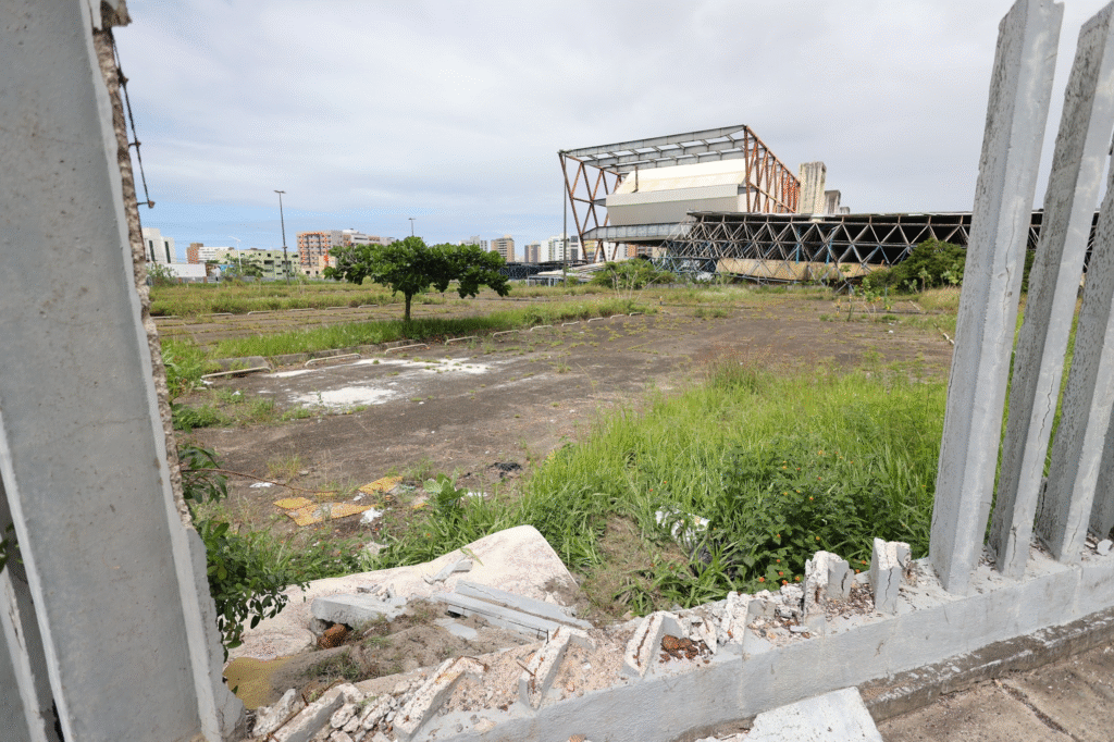 Governo do Estado leiloa inicia processo de leilão do antigo Centro de Convenções da Bahia. Imóvel é avaliado em R$ 141,3 milhões.