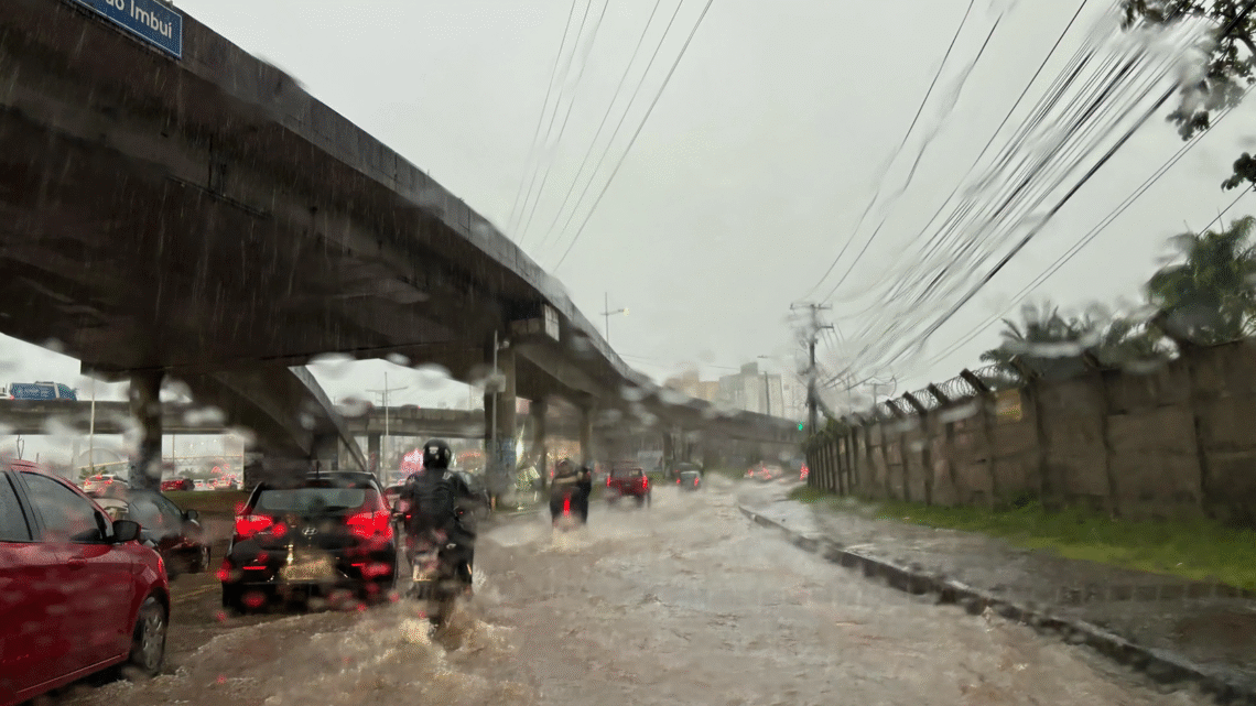 Salvador e interior da Bahia estão em estado de atenção por fortes chuvas