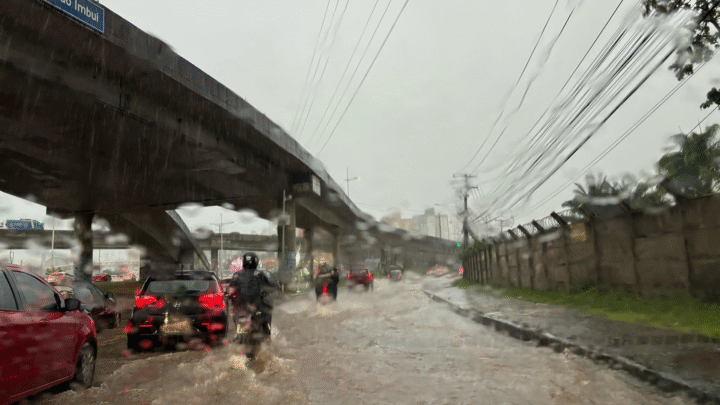 Salvador e interior da Bahia estão em estado de atenção por fortes chuvas