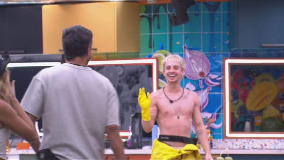 Alberto Cowboy desiste de prova no BBB 26 por dor no pulso e é provocado por Breno e Juliano Floss. Veja o que aconteceu.