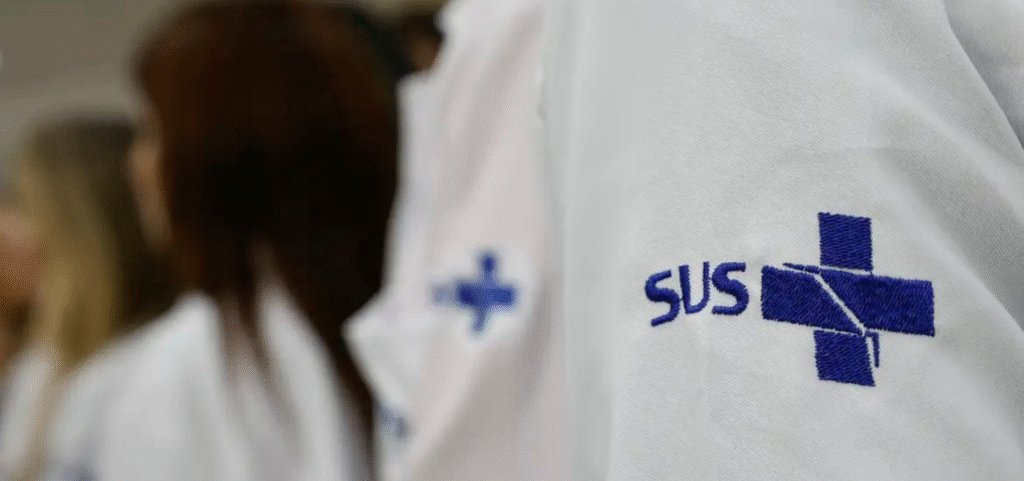 Brasil inicia tratamento inédito contra malária em crianças pelo SUS com dose única de tafenoquina. Veja como funciona a medicação distribuída na Amazônia hoje.