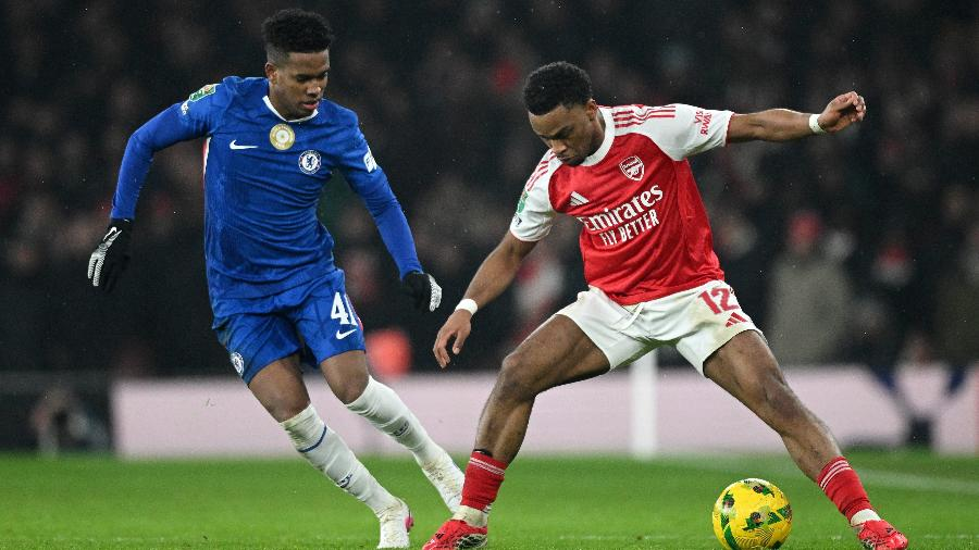 O clássico Arsenal x Chelsea foi melhor para o Arsenal, que venceu por 2 a 1, ampliando a liderança na Premier League. Veja os gols.