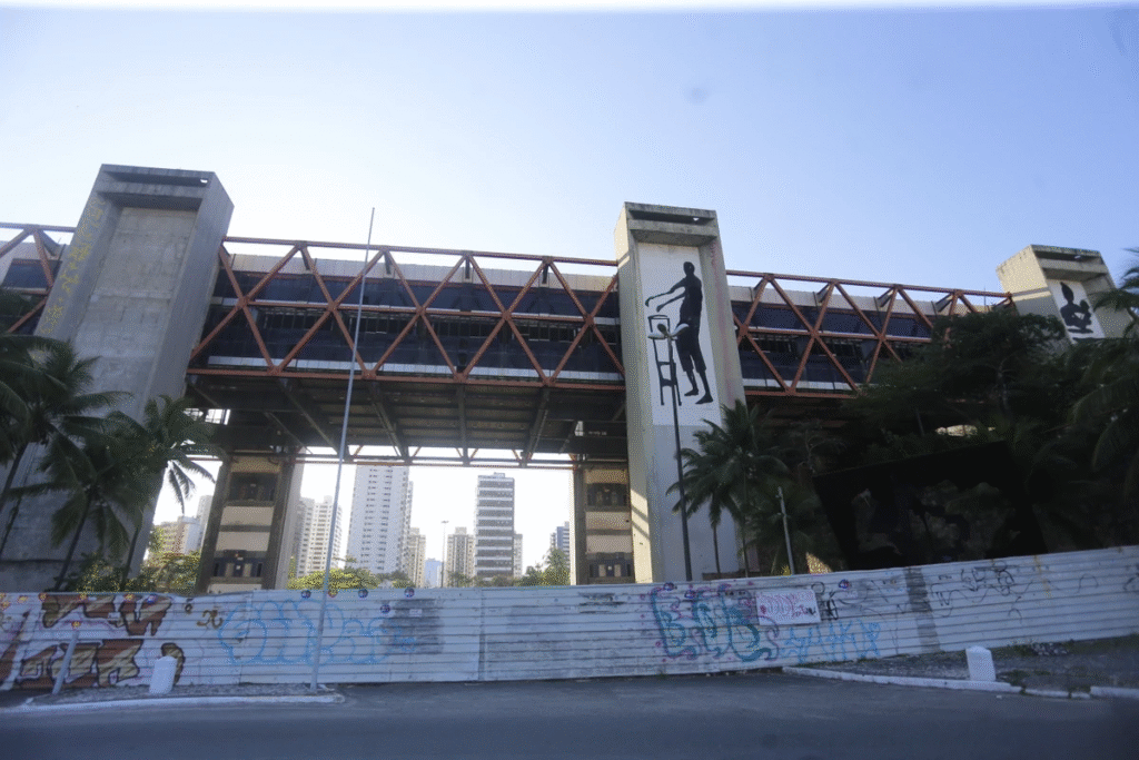 Desvalorização? Preço de venda do antigo Centro de Convenções da Bahia é 60% menor que o valor de mercado. Entenda a polêmica sobre o leilão em Salvador hoje.