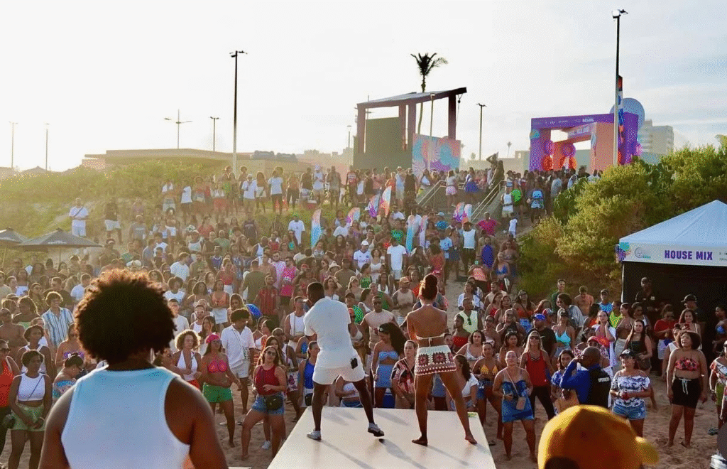 Verão Pé na Areia encerra edição 2026 com aulas de defesa pessoal e shows na orla de Salvador. Confira a programação gratuita deste domingo.